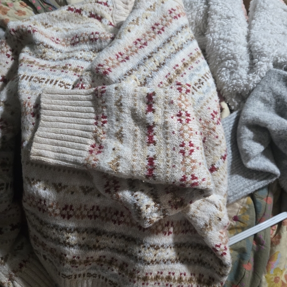 American Eagle Cream Fair Isle Wool-Blend Pullover with Red and Tan Accents. - Picture 3 of 3